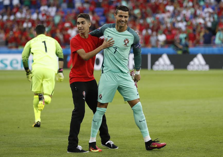 Ronaldo alla fine se la ride: del resto il ragazzo non è un invasore. Reuters